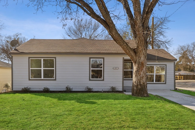 single story home featuring a front yard