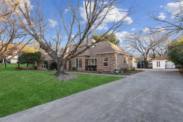 single story home with a front lawn