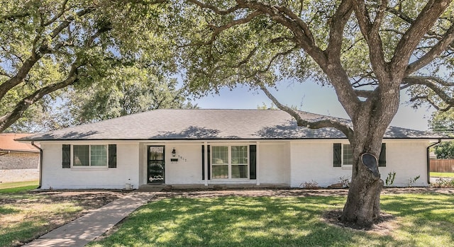 ranch-style house featuring a front lawn