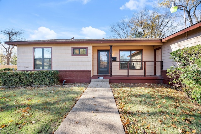 view of front of house featuring a front lawn