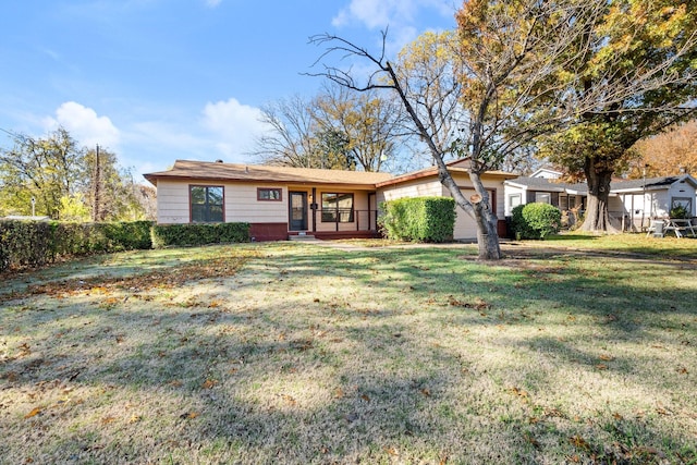 view of front of property featuring a front yard