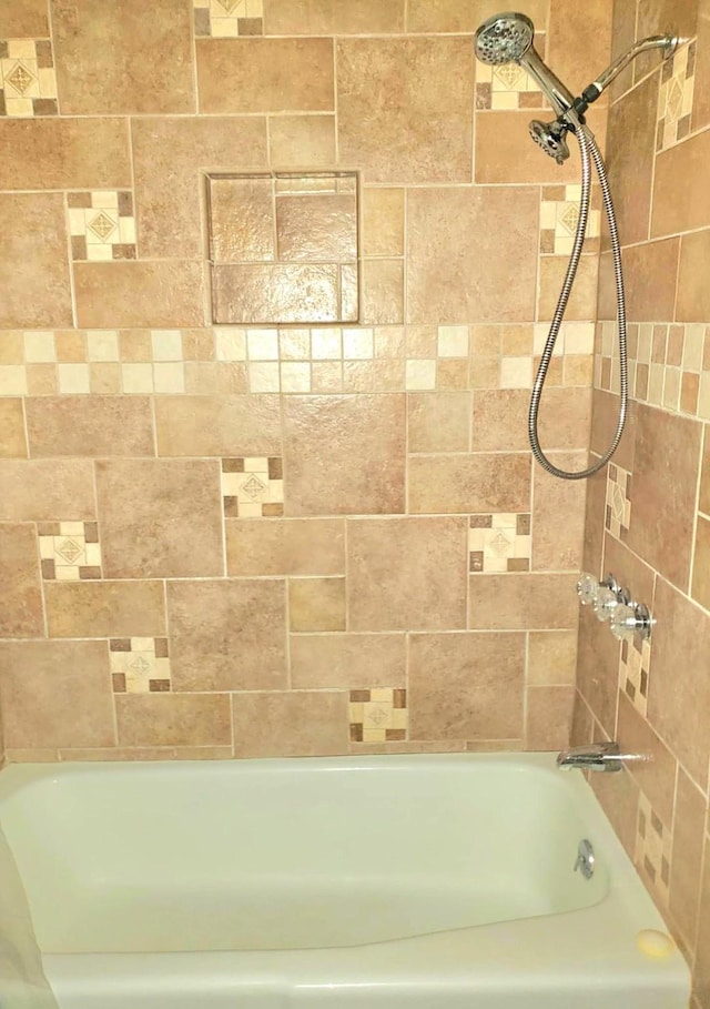 bathroom featuring tiled shower / bath combo