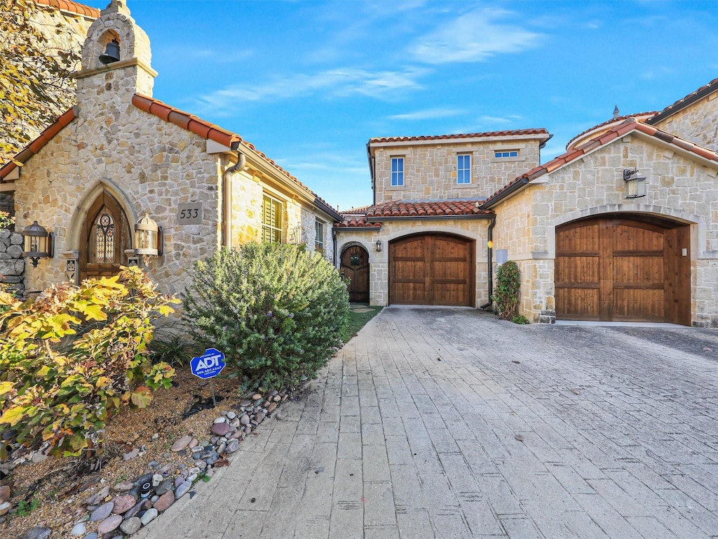 view of front of property featuring a garage