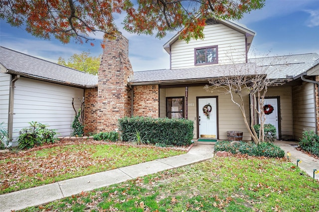 view of front facade featuring a front yard