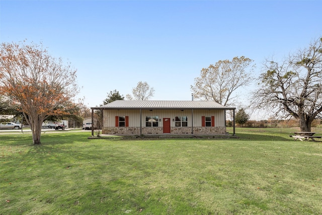 view of front facade with covered porch and a front lawn