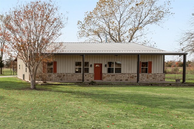 view of front of home featuring a front lawn