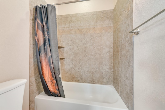 bathroom featuring toilet and shower / bath combo with shower curtain