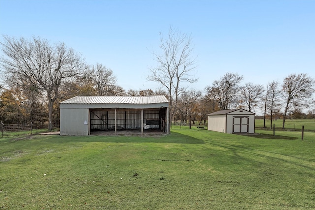 view of yard featuring an outbuilding