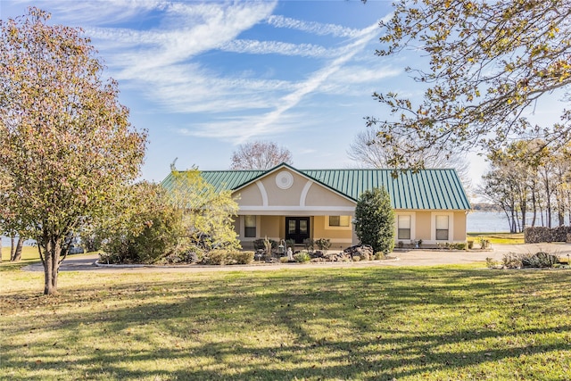 view of front of property featuring a front yard