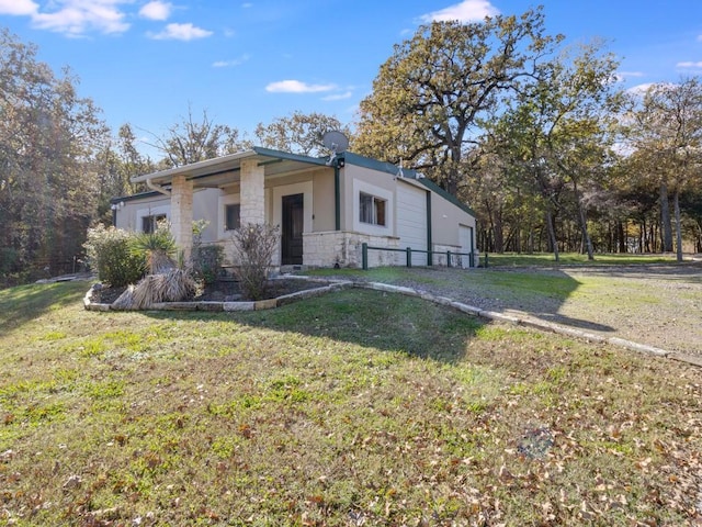 view of front facade featuring a front yard