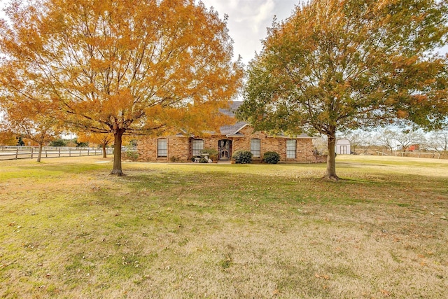 view of front of house featuring a front lawn