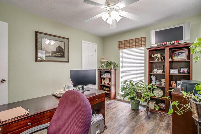 office area featuring ceiling fan, a textured ceiling, and hardwood / wood-style flooring