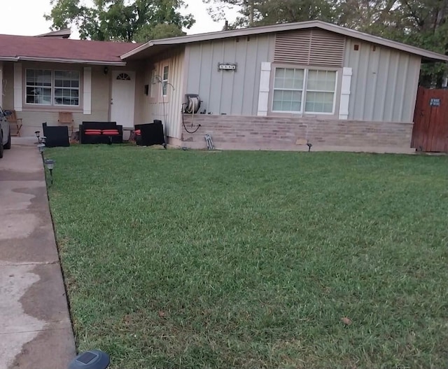 view of front of house with a front lawn