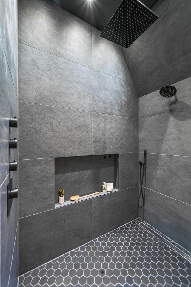 bathroom featuring a tile shower