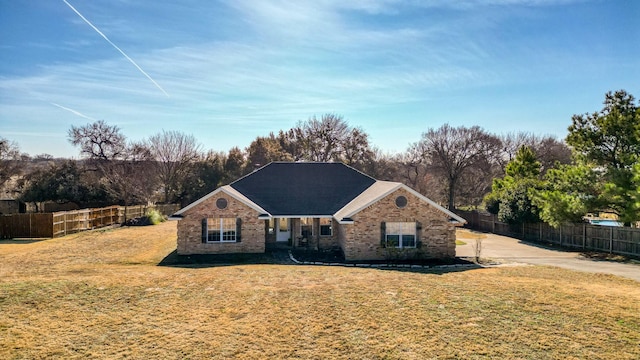 view of front of home featuring a front yard