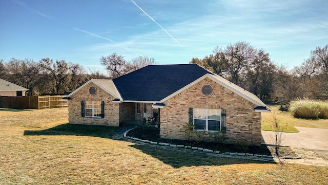 view of front of house featuring a front lawn