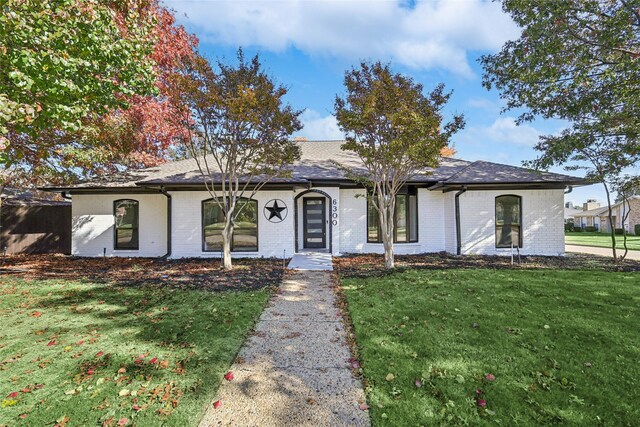 ranch-style house featuring a front yard