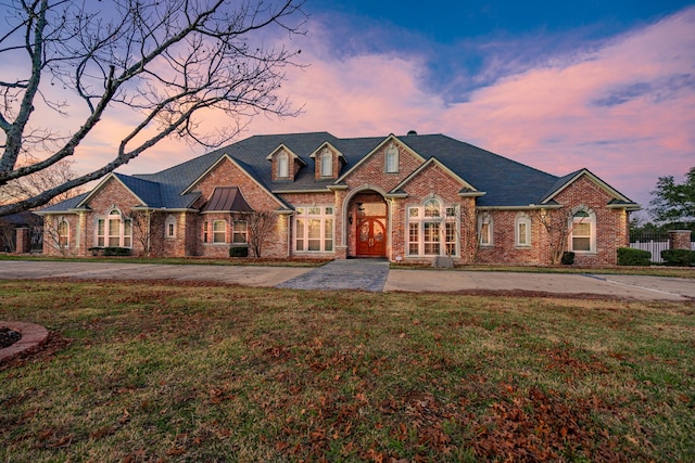 view of front facade with a lawn