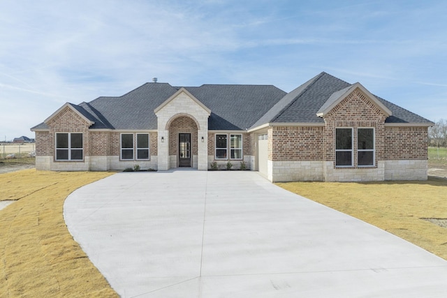 view of front of property with a front lawn