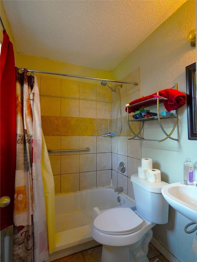 bathroom featuring toilet, shower / bath combo with shower curtain, and a textured ceiling