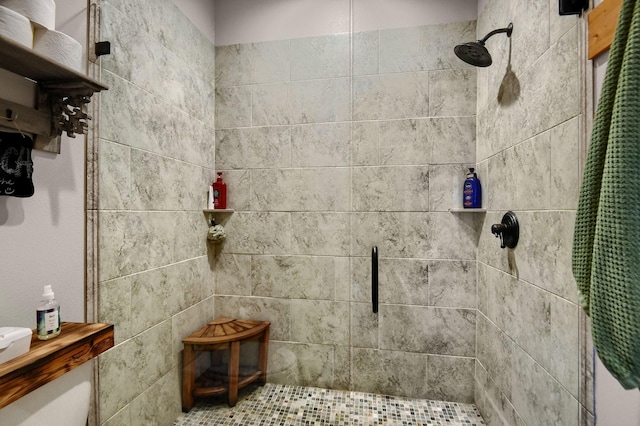 bathroom featuring a tile shower