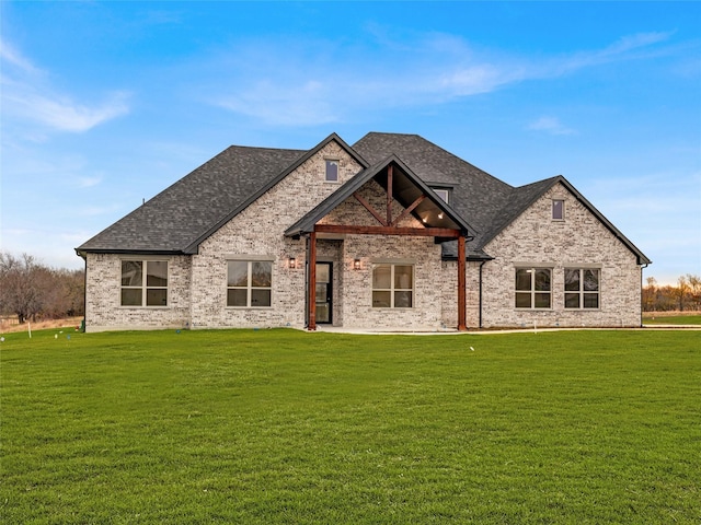 view of front of property featuring a front lawn