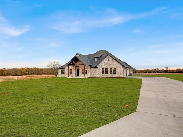 view of front of house featuring a front lawn