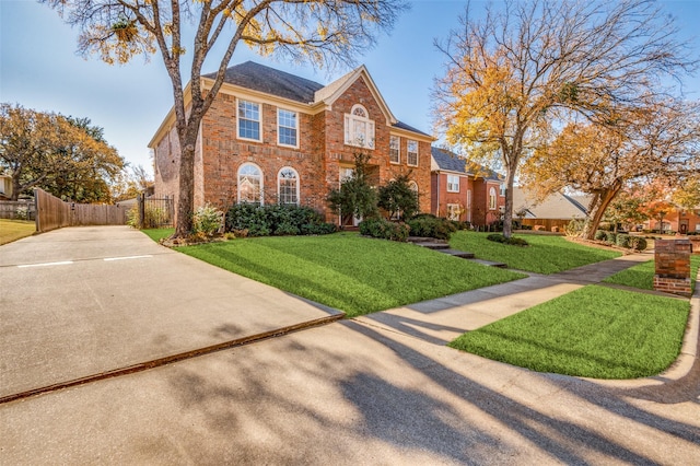 view of front of property featuring a front lawn