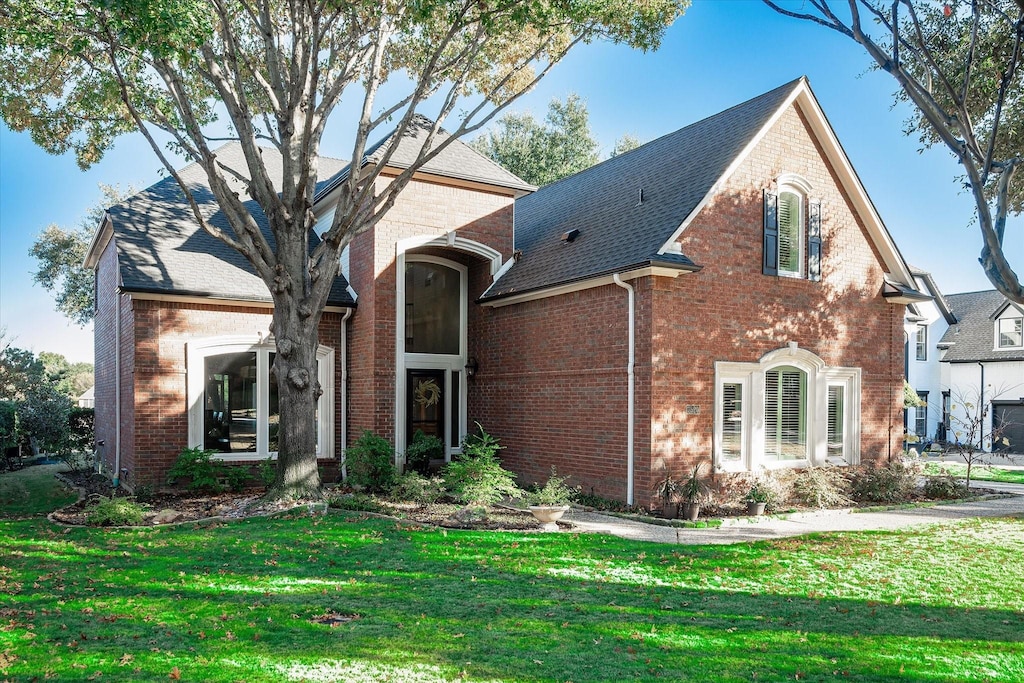 view of front of home featuring a front lawn