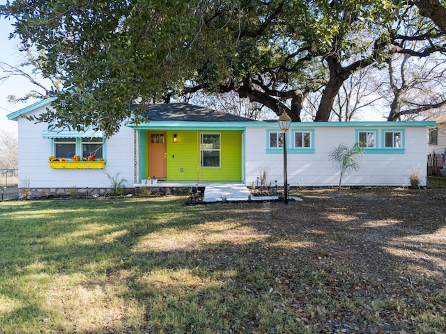 ranch-style home featuring a front lawn