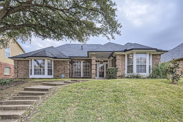 view of front facade featuring a front yard