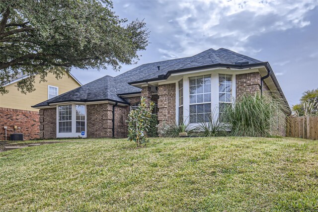 view of front facade featuring a front yard