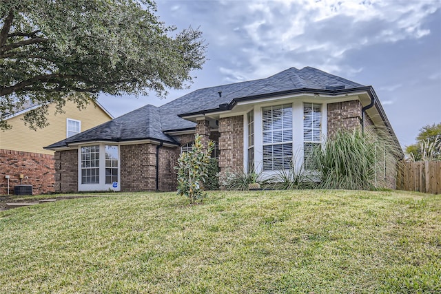 view of front facade featuring a front lawn