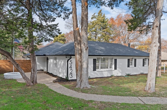 view of front of home with a front lawn