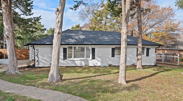 view of front facade featuring a front lawn