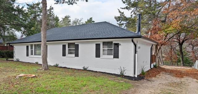 view of side of property featuring a lawn