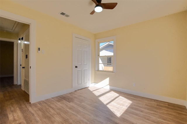 empty room featuring light hardwood / wood-style floors and ceiling fan