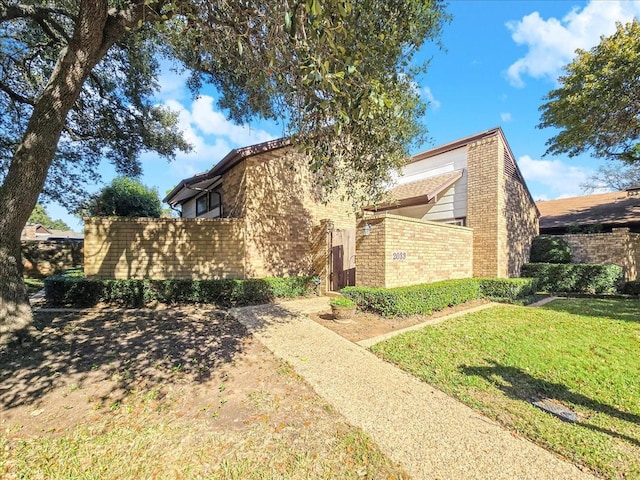 view of front of house featuring a front yard