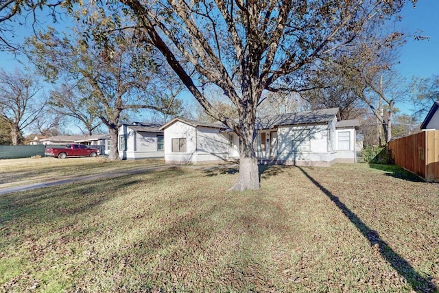 single story home featuring a front lawn