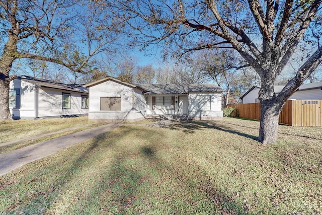 single story home featuring a front yard