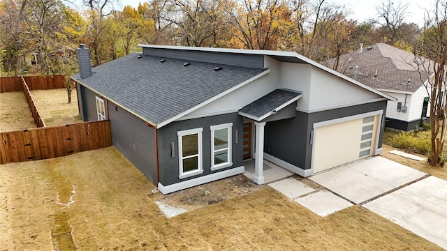 view of front of property featuring a front yard