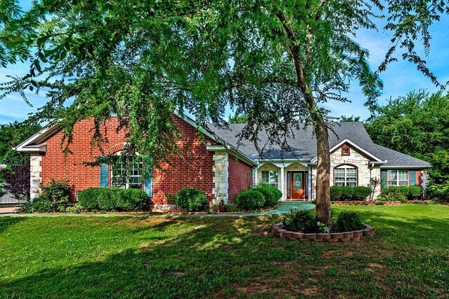 view of front of home featuring a front lawn