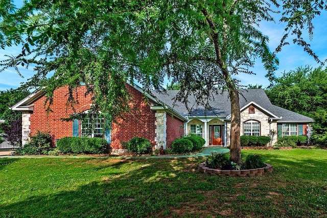 view of front of property with a front yard