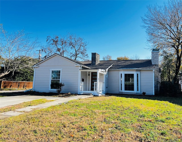 ranch-style house featuring a front yard and covered porch