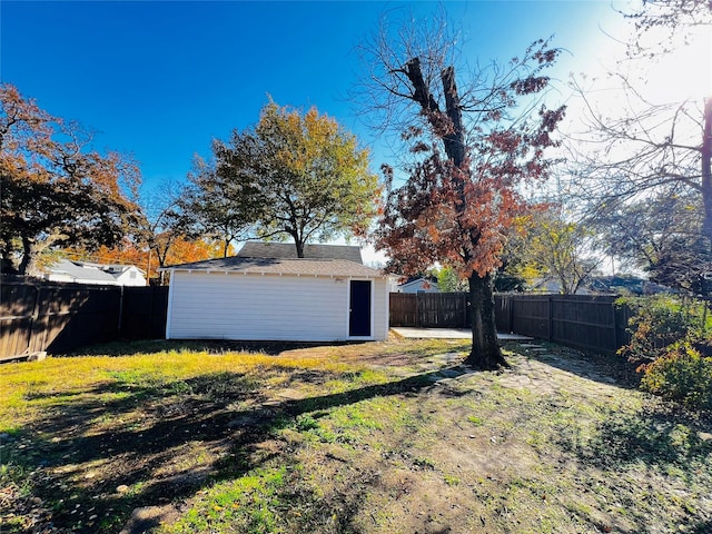 view of yard with an outbuilding