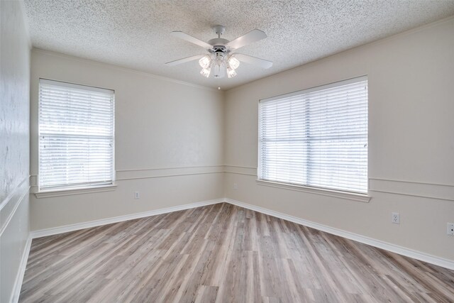 unfurnished bedroom featuring a textured ceiling, light wood-type flooring, a closet, and ceiling fan