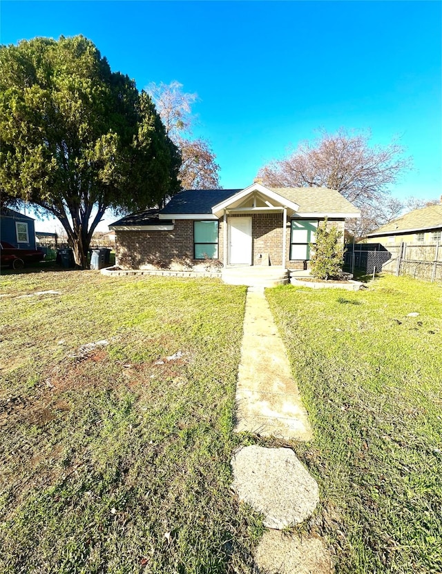 view of front of home featuring a front yard