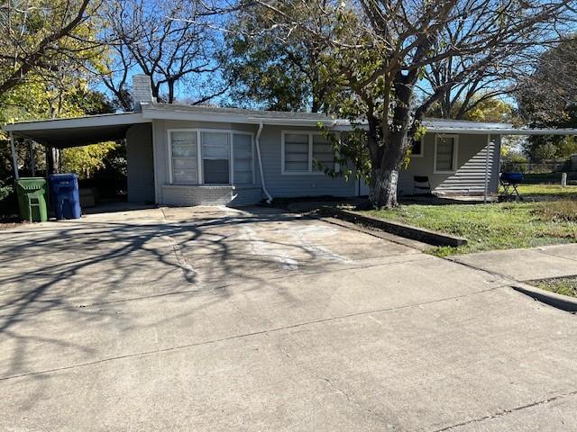 view of front facade featuring a carport