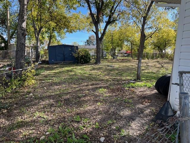 view of yard featuring a storage unit