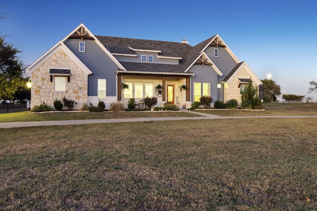 craftsman-style house featuring a front lawn